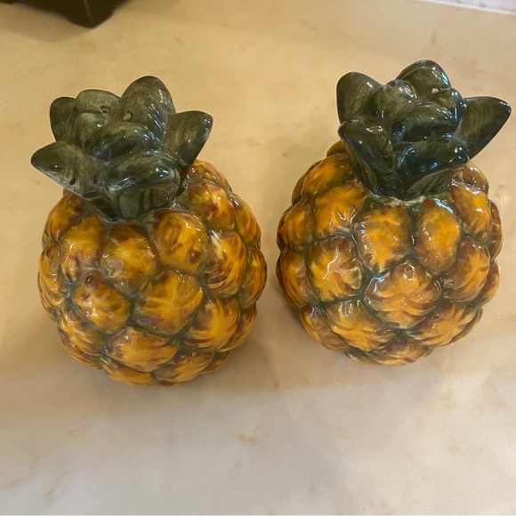 Style-Eyes by Baum Bros Pineapple Salt & Pepper Shaker Set - Picture 4 of 7